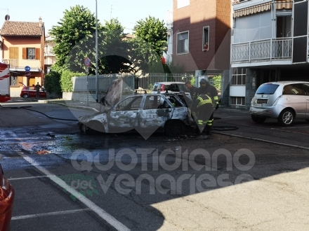 GRUGLIASCO - Auto distrutta dalle fiamme in via Tobanelli
