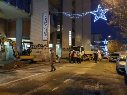 COLLEGNO - Si rompe un tubo nel cantiere: fuga di gas in Borgata Paradiso