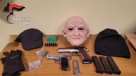 COLLEGNO - Con le maschere di Carnevale cercano di rapinare i passanti: due arresti
