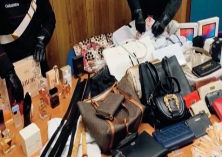 VENARIA - Rubano capi d'abbigliamento per 900 euro da un negozio: arrestati dai carabinieri