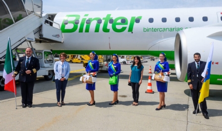 CASELLE - Atterrato il primo aereo della compagnia Binter in arrivo da Gran Canaria - FOTO