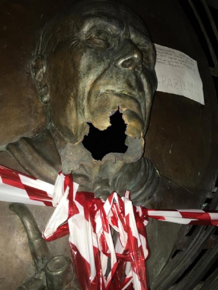 COLLEGNO - Vandali della statua di Pertini, Di Filippo: «Ci sono le telecamere. Troviamo i colpevoli»