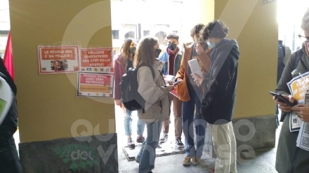 VENARIA - Anche gli studenti dello Juvarra dicono «no» alle «classi pollaio» - FOTO