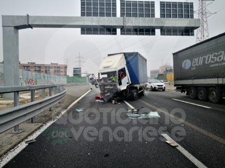 RIVOLI - Incidente in tangenziale: ferito autotrasportatore. Caos e lunghe code - FOTO