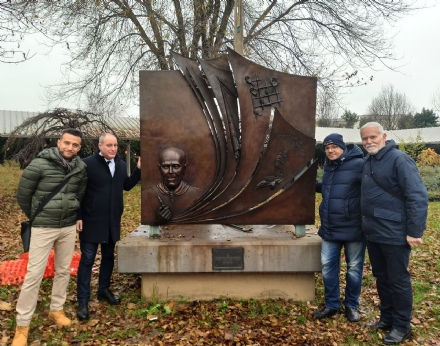 COLLEGNO - Dopo il raid vandalico, riposizionato il monumento dedicato a Sandro Pertini