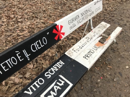 PIANEZZA-RIVOLI - Vandalizzata la panchina dedicata a Vito Scafidi di piazza Chiaves a Torino
