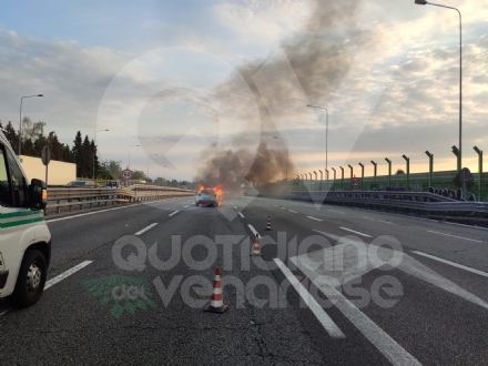 INCIDENTE IN TANGENZIALE A RIVOLI - Auto in fiamme all'improvviso: conducente salvo