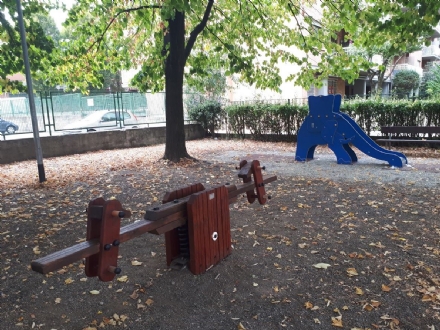 VENARIA - Rimessi a nuovo i giochi del parco di via Amati nel quartiere Rigola