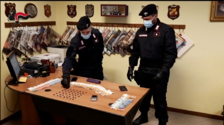 COLLEGNO - Lotta allo spaccio: arrestati tre pusher. Uno si lancia dalla finestra per evitare guai