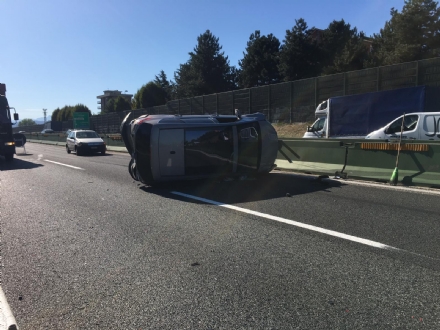 COLLEGNO - Incidente in tangenziale: tre auto coinvolte, una ribaltata e tre feriti