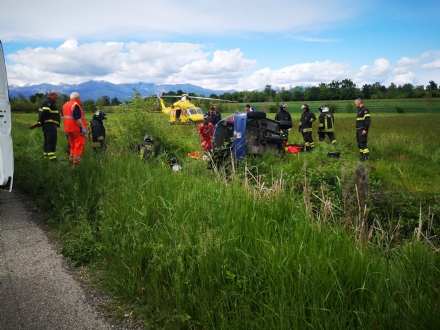 ROBASSOMERO-DRUENTO - Auto si ribalta lungo la Direttissima: due persone ferite - FOTO