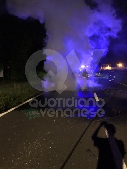 BORGARO - Auto distrutta dalle fiamme mentre era in marcia in via Santa Cristina