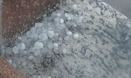 GRANDINATA NELLA ZONA OVEST Chicchi medio-piccoli, code in tangenziale - FOTO