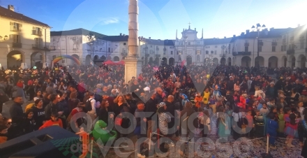 VENARIA - Musica, coriandoli e tanto divertimento: successo per il «Real Carnevale» - FOTO