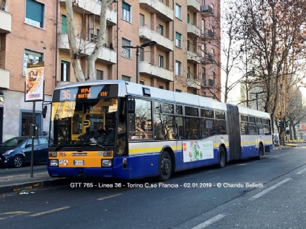 RIVOLI-COLLEGNO - Autobus strapieni, piccoli e in ritardo: protestano gli utenti del "36"