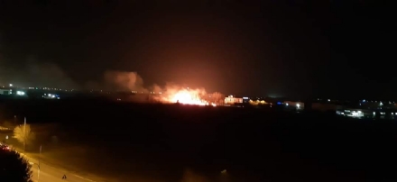 RIVOLI - Incendio in un campo: chiusa la carreggiata in corso Allamano