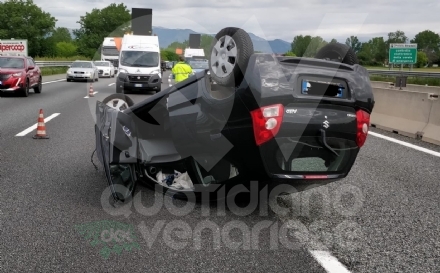 RIVOLI - Primo incidente della «Fase 2» in tangenziale: 27enne si ribalta con la sua auto, ferito
