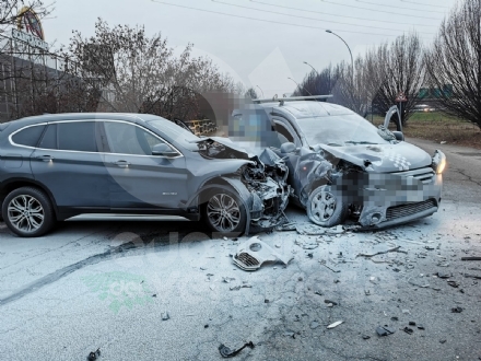 COLLEGNO - Scontro furgoncino-auto in via Spagna: una persona ferita - FOTO