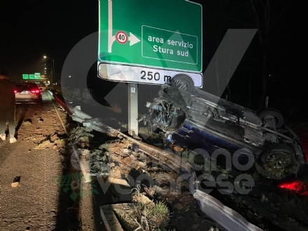 INCIDENTE IN TANGENZIALE - Perde il controllo e finisce fuori strada, ribaltandosi: donna ferita