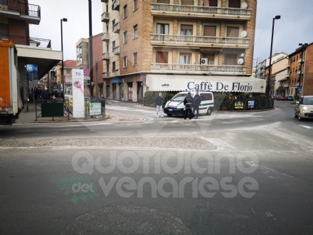 VENARIA - Autobus perde il gasolio e provoca il tamponamento fra tre auto