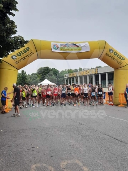 VENARIA - Oltre 200 atleti alla 12esima «StraVenaria»: ha vinto la solidarietà - FOTO