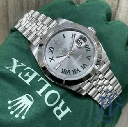 VENARIA - Con la scusa di un'informazione lo deruba del Rolex e fugge: caccia a una donna