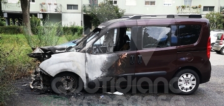 VENARIA - Auto distrutta dalle fiamme in via San Marchese