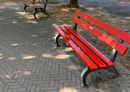 RIVOLI - Panchine rimesse a nuovo nel rione Borgo Nuovo