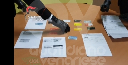 ZONA OVEST- Compravano cellulari costosi e sim telefoniche all'insaputa dei cittadini: 4 arresti