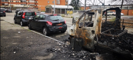 VENARIA - Camper distrutto dalle fiamme in via Bassi: daneggiata anche un'auto