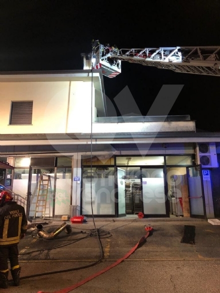 ALPIGNANO - A fuoco il tetto della panetteria di via Garibaldi: ingenti i danni