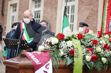 COLLEGNO - I funerali di Ottorino Cirella: rose rosse e un drappo granata sulla bara - FOTO