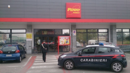 BORGARO - Rubano al «Penny Market» e poi scappano: i carabinieri arrestano quattro nomadi