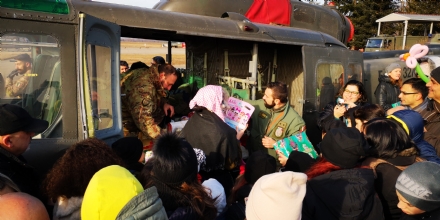 VENARIA - La Befana arriva all'eliporto: tanti regali per i bambini - FOTO