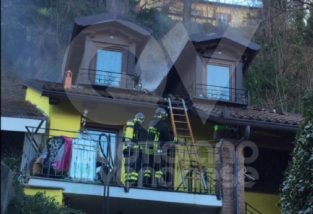 RIVOLI - A fuoco tetto e abitazione: proprietario rimane ferito dopo la caduta di una tegola