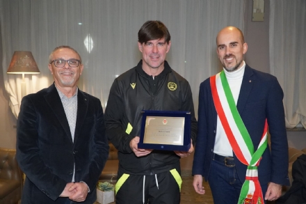 VENARIA - Sindaco e assessore premiano il mister dell'Udinese, Andrea Sottil
