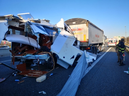 BORGARO-CASELLE - Camper si schianta contro un tir in tangenziale: due feriti gravi
