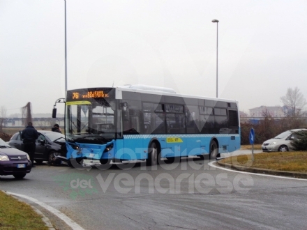 GRUGLIASCO - Incidente in corso Torino: scontro bus-Fiat Punto, una persona ferita - FOTO