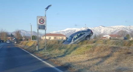 DRUENTO - Ennesimo incidente lungo la provinciale: auto finisce fuori strada