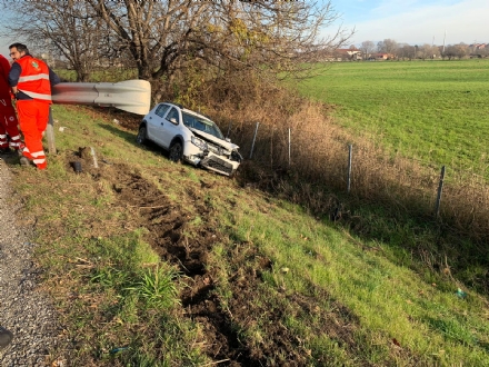 VENARIA - Esce fuori strada con l'auto: code chilometriche in tangenziale