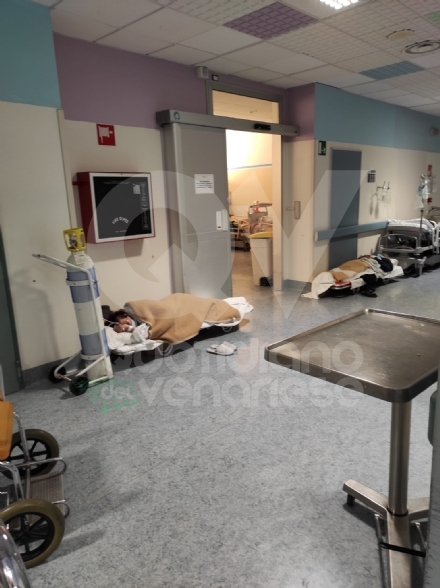 RIVOLI - Notte da incubo in ospedale: al Dea i pazienti Covid costretti a rimanere per terra FOTO