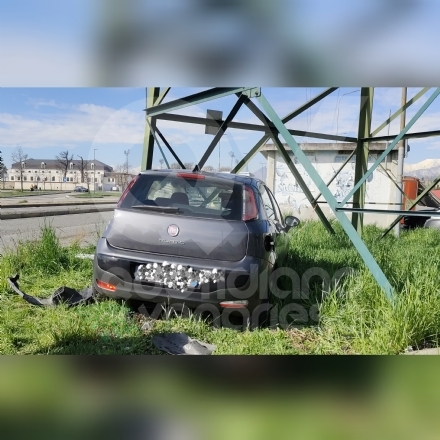VENARIA-TORINO - INCIDENTE al solito incrocio: auto finisce contro il traliccio dell'alta tensione - FOTO