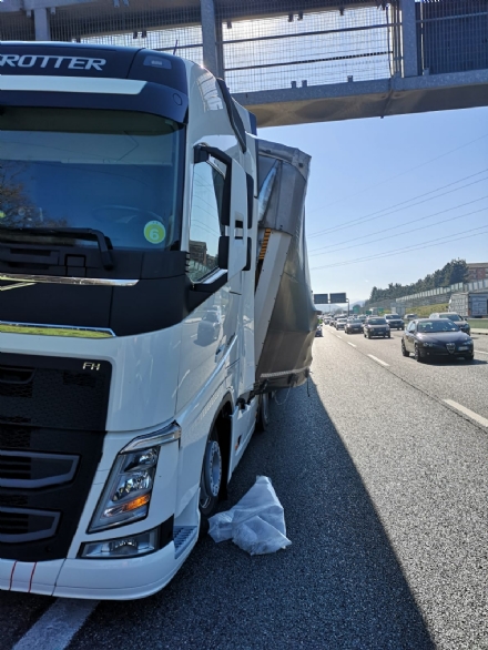 COLLEGNO - Incidente in tangenziale: tir frena di colpo per evitare una macchina. Caos e code