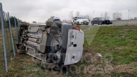 INCIDENTE IN TANGENZIALE - Conducente ferito dopo l'uscita di strada del suo furgone - FOTO