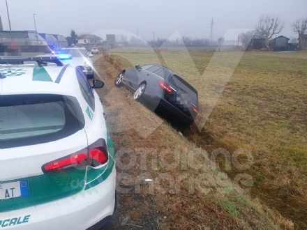INCIDENTE A VENARIA - Auto esce fuori strada in via Zulian - FOTO