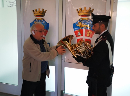 VENARIA - Riconsegnato il corno al musicista derubato: «Grazie ai Carabinieri di Venaria»