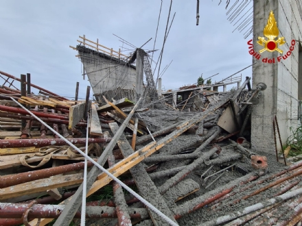 CROLLA UN PONTEGGIO A RIVOLI - Quattro operai rimasti feriti - FOTO