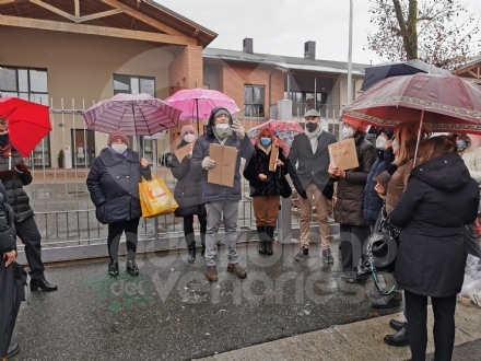 VENARIA - Alla «Piccola Reggia» i morti sono saliti a 30. Sit-in di protesta davanti alla struttura