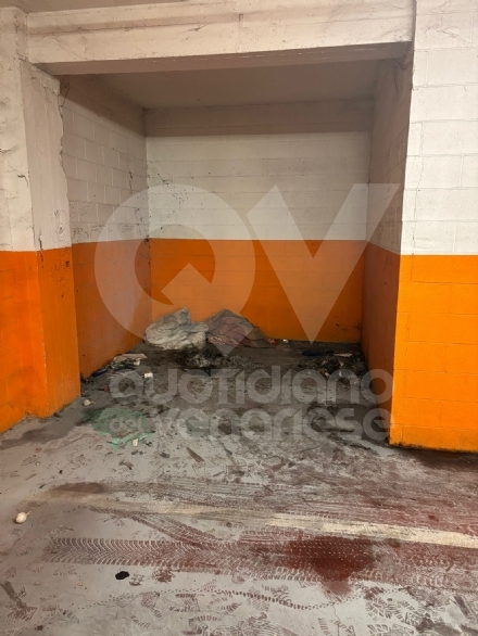 RIVOLI - Ancora un incendio nel parcheggio di via Rombò. FdI: «Situazione intollerabile» - FOTO