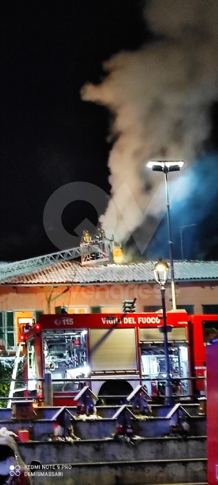 FIANO - Il camino va a fuoco: paura in un'abitazione vicino alla piazza - FOTO